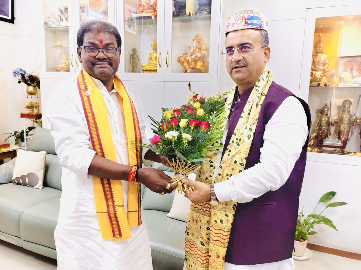आज बिहार सरकार के पूर्व स्वास्थ्य एवं विधि मंत्री सह भाजपा बंगाल के प्रभारी माननीय श्री मंगल पाण्डेय जी से पटना स्थित सरकारी आवास पर शिष्टाचार मुलाकात कर उन्हें अंगवस्त्र से सम्मानित किया।

<a href="/mangalpandeybjp/">Mangal Pandey</a>