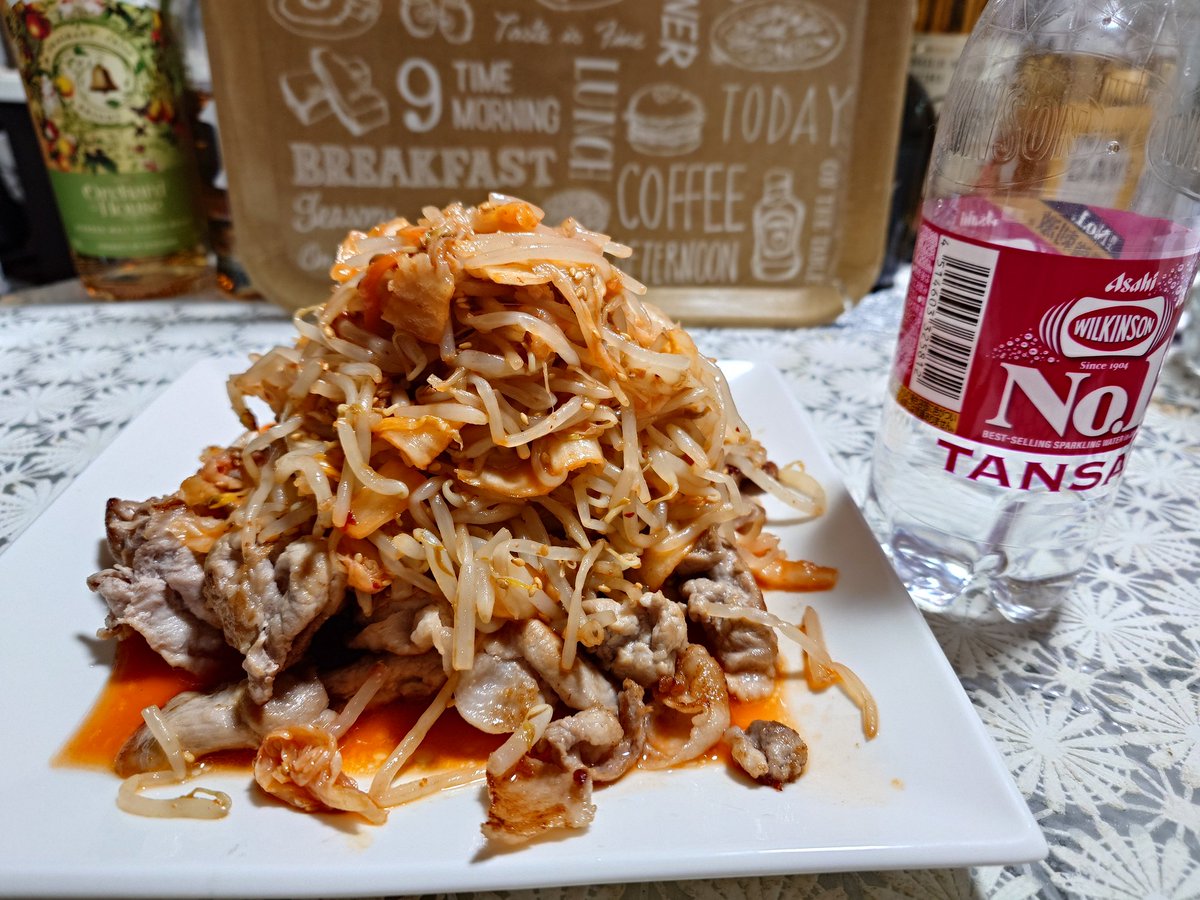 kitazii's tweet photo. 今日は豚キムチみたいな晩ご飯でした🐷
暑かったしジントニックを飲みたくなり、スタンダードなJINで飲み比べ🍸️
以前はボンベイ・サファイアが好きだったけどゴードンが美味しく感じました😋
皆さんのオススメのJINは何ですか？ https://t.co/D7Ri8kgxsO