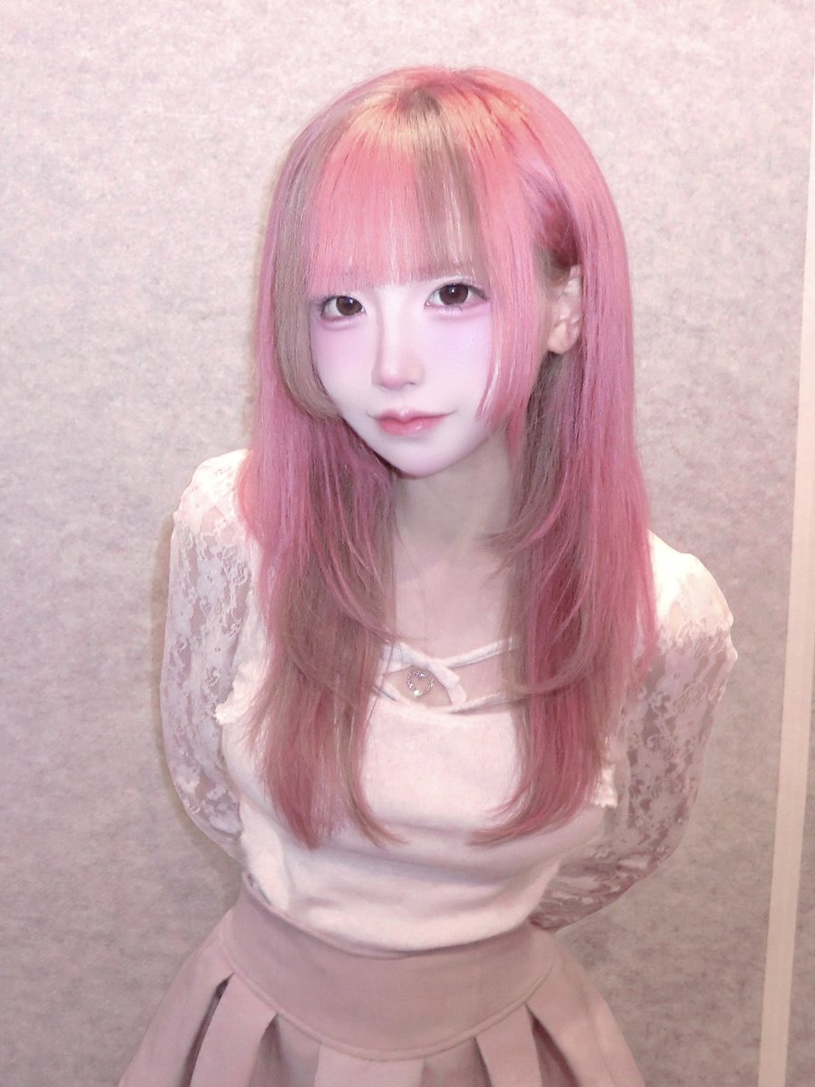 새머리너무예뻐서 색빠지면 울거같음 그냥 이대로 머리를 평생 안감고싶음