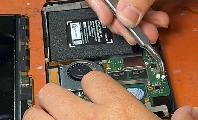 junk_PC_clinic's tweet photo. Nintendo Switch OLEDのメモリは4GBですが…。8GBにアップグレードできるの知ってますか！？ パソコン病院はSwitchのメモリ8GBアップに対応してます！金額は高額ではありますが、興味がある方はLINEにてお問い合わせください。

パソコン病院 兵庫店（LINE公式） https://t.co/3HsFL60iOl https://t.co/DY8BWQhAiO