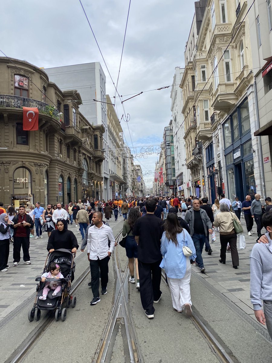S_est34's tweet photo. Taksim, kültür ve lezzet turu🤌🏻
#taksimmeydanı https://t.co/hLm0Qv3SUQ