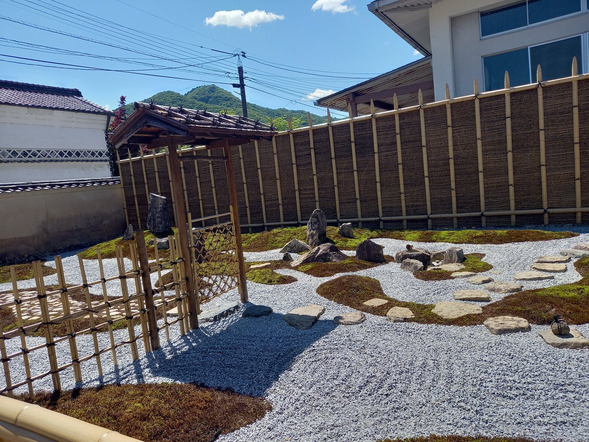 LQPyBNfronI16NJ's tweet photo. 高梁市内の茶室驢庵で、裏千家東中国ブロック青年部めぐる茶会に行きました。重森三玲のお庭や江戸時代の茶室のなかで貴重な体験でした🎵 https://t.co/yixpWAoOOv