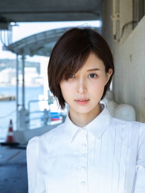 yuunouicchi's tweet photo. 『葵つかさ』【2025年8月17日引退】

◇デビュー日
2010年10月8日

◇生年月日
1990年8月14日　35歳

◇身長と3サイズ
163cm　88-58-86cm（Eカップ）

◇イッチのコメント–
レジェンド女優の1人で、アイドルみたいな存在やったなぁ。
長年トップにいるのに体型がほとんど崩れないボディメイク意識の高さ。
スレンダーなのにEカップで、どうやってあのスタイルを作っとるんやろ？って思ってたわ。
現場では「優しくて礼儀正しい」「プロ意識が高い」と評判が良かったらしくて、ファン対応も丁寧で癒し系な笑顔と芯の強さが同居してる感じが魅力。
最後に写真展をやって活動終了したみたいやな。15年間お疲れ様やで。