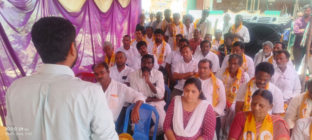 BandaruTDP's tweet photo. యువగళం నాయకుడు @naralokesh గారి స్ఫూర్తితో నిర్వహిస్తున్న “కార్యకర్తే అధినేత” కార్యక్రమంలో భాగంగా ఈ రోజు దేవరాపల్లి మండలం నాగయ్యపేట మరియు రైవాడ గ్రామాలను సందర్శించడం జరిగింది.

ప్రతి గ్రామంలో పార్టీ కార్యకర్తలతో కూర్చొని మాట్లాడి, వారి సమస్యలు, సూచనలు నేరుగా తెలుసుకోవడం జరిగింది. కార్యకర్తల కష్టసుఖాల్లో తోడుగా నిలుస్తూ, వారు తె���ిపిన సమస్యలను పరిష్కారం దిశగా తీసుకెళ్లేందుకు కట్టుబడి ఉన్నాను.

తెలుగుదేశం పార్టీ బలం కార్యకర్తలే… కార్యకర్తల గౌరవమే మా లక్ష్యం.

ఈ కార్యక్రమంలో మండల నాయకులు, గ్రామ పార్టీ నాయకులు, కార్యకర్తలు మరియు అభిమానులు పాల్గొన్నారు.

#కార్యకర్తేఅధినేత #Yuvagalam #TDP #NaraLokesh #Devarapalli