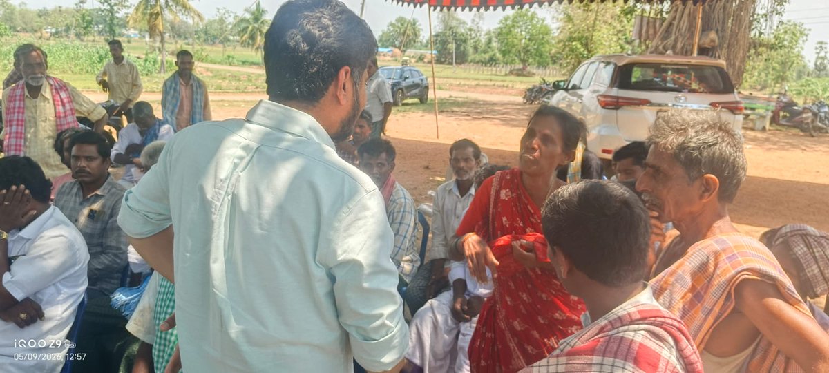 BandaruTDP's tweet photo. యువగళం నాయకుడు @naralokesh గారి స్ఫూర్తితో నిర్వహిస్తున్న “కార్యకర్తే అధినేత” కార్యక్రమంలో భాగంగా ఈ రోజు దేవరాపల్లి మండలం నాగయ్యపేట మరియు రైవాడ గ్రామాలను సందర్శించడం జరిగింది.

ప్రతి గ్రామంలో పార్టీ కార్యకర్తలతో కూర్చొని మాట్లాడి, వారి సమస్యలు, సూచనలు నేరుగా తెలుసుకోవడం జరిగింది. కార్యకర్తల కష్టసుఖాల్లో తోడుగా నిలుస్తూ, వారు తె���ిపిన సమస్యలను పరిష్కారం దిశగా తీసుకెళ్లేందుకు కట్టుబడి ఉన్నాను.

తెలుగుదేశం పార్టీ బలం కార్యకర్తలే… కార్యకర్తల గౌరవమే మా లక్ష్యం.

ఈ కార్యక్రమంలో మండల నాయకులు, గ్రామ పార్టీ నాయకులు, కార్యకర్తలు మరియు అభిమానులు పాల్గొన్నారు.

#కార్యకర్తేఅధినేత #Yuvagalam #TDP #NaraLokesh #Devarapalli