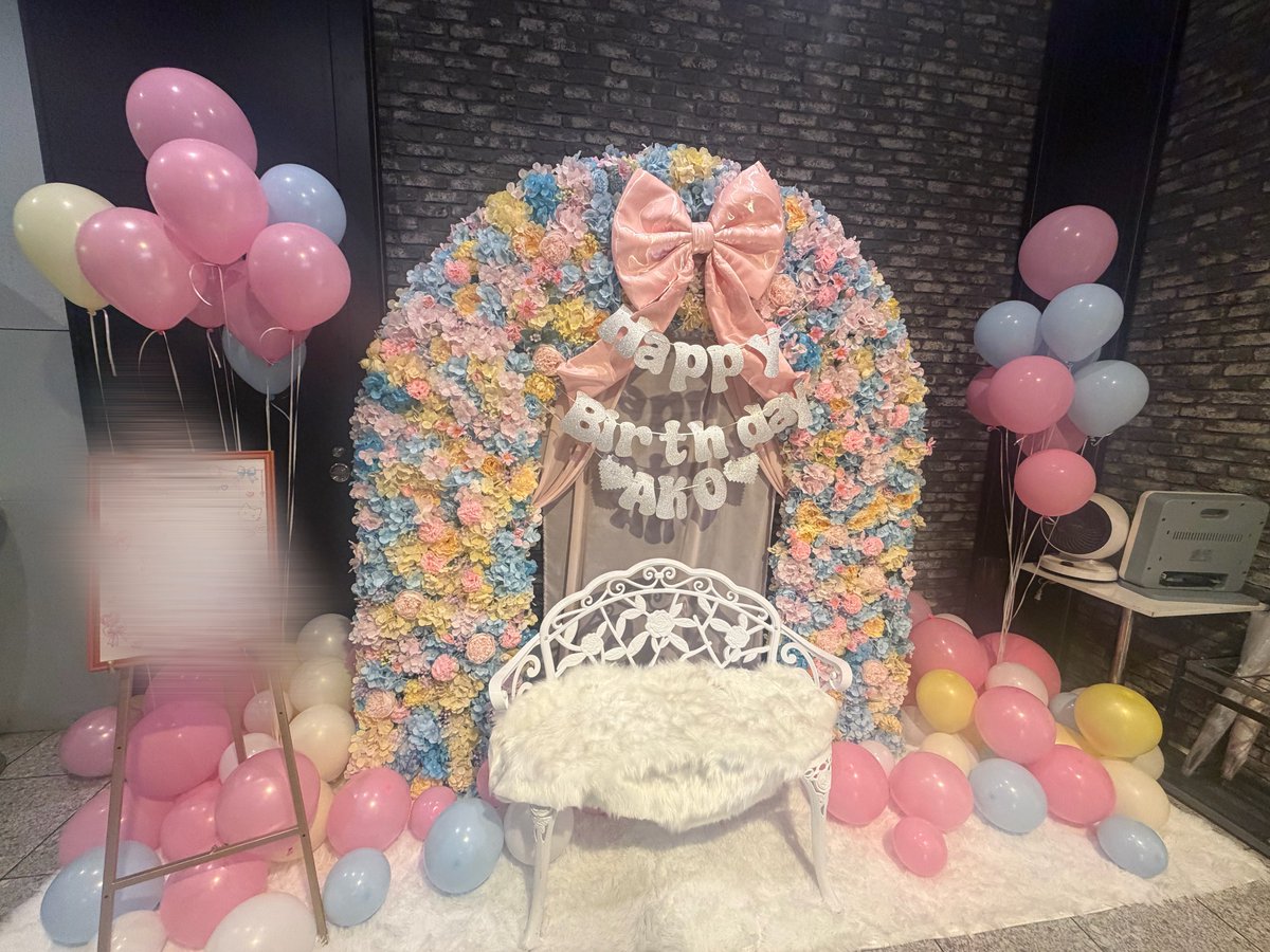 akomomo0804's tweet photo. 生誕祭、無事大成功でした♡♡
ご協力してくださった皆さん、ほんとうにありがとうございました！

素敵なフラスタになりました😊
#あこちゃんおきて https://t.co/WaPcAqht3h