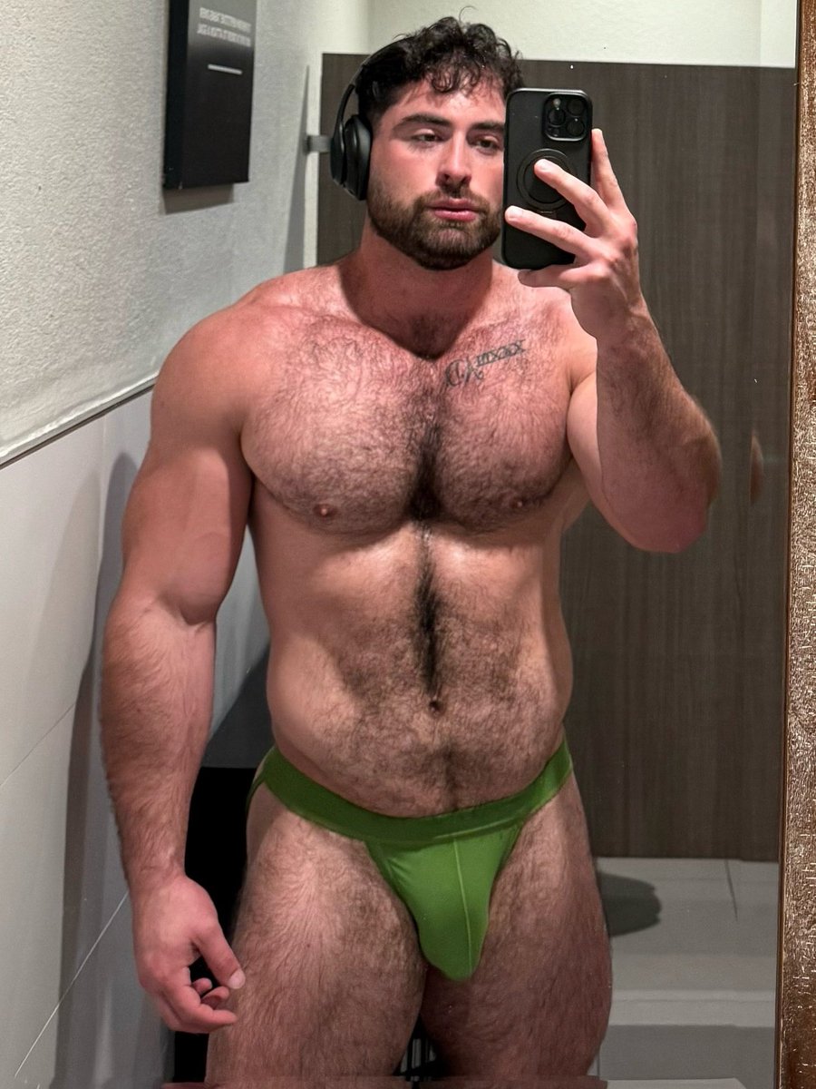 JockRockNation's tweet photo. Men like this https://t.co/M5E4LE2Ef4