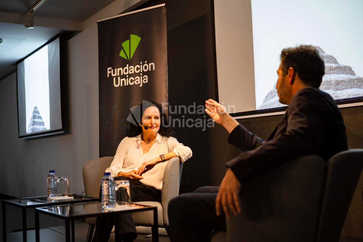 FundUnicaja's tweet photo. 💫Diálogos que inspiran a crear💫

💡La fotógrafa Isabel Muñoz y el periodista @cdelamor_ clausuraron el ciclo 'El arte de crear' en nuestro centro cultural de Almería compartiendo reflexiones, experiencias y miradas sobre el proceso creativo.

📸 @chemaartero https://t.co/DQpBLK8Byn