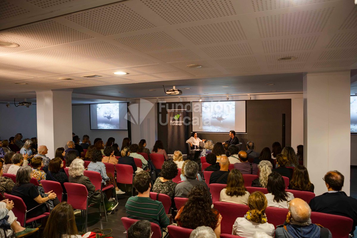 FundUnicaja's tweet photo. 💫Diálogos que inspiran a crear💫

💡La fotógrafa Isabel Muñoz y el periodista @cdelamor_ clausuraron el ciclo 'El arte de crear' en nuestro centro cultural de Almería compartiendo reflexiones, experiencias y miradas sobre el proceso creativo.

📸 @chemaartero https://t.co/DQpBLK8Byn