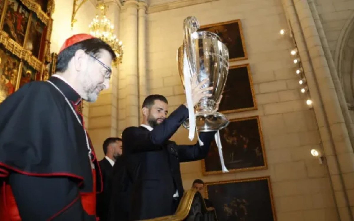 🇪🇸⚽️O Real Madrid dedica os seus Troféus conquistados nos campeonatos à Virgem de Almudena. 

Essa preciosa Tradição de sempre dedicar o Troféu à padroeira de Madrid, simboliza o zelo e respeito à consagração das vitórias à Mãe de Deus.
