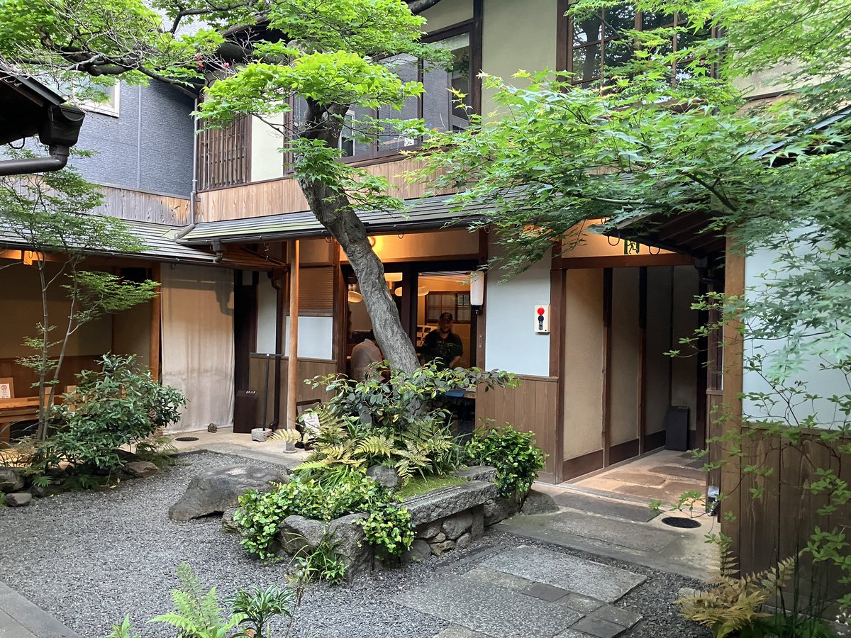 marutake26's tweet photo. 下京区の松原御幸町下ルにある「もみじの小道」。町家が活かされ、中庭もちゃんと手入れされており、色んな飲食店が出店されています。
その中で私のお気に入りはDontsukiの2階の「Forest of light」。完全予約制ですが、その価値ありです。 https://t.co/aaswkPQAb6