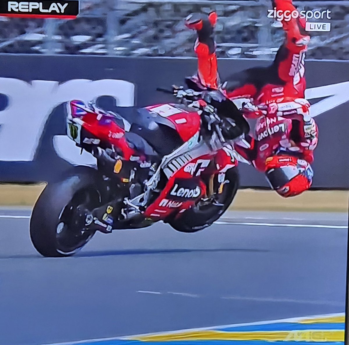 Tonny1968's tweet photo. Kan beter gaan turnen die Marc Marquez #FrenchGP https://t.co/Q7wACzL43g