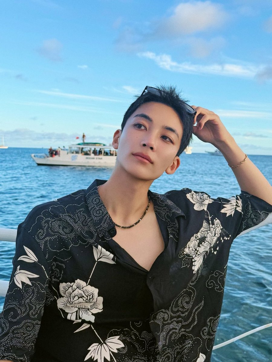 bakit ba kayo nagagalit pag tinawag na pogi si jeonghan?? e pogi naman talaga yan 🙄