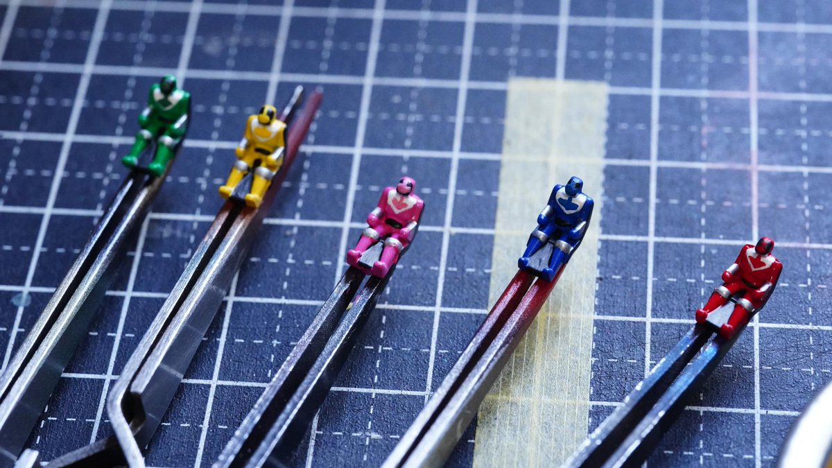 tomoshoo1's tweet photo. #SMP #タイムロボ、米粒サイズのタイムレンジャーのミニフィギュアを筆塗りで塗り分けました！メガネルーペ必須作業でした！ https://t.co/CGkGl0Me1P