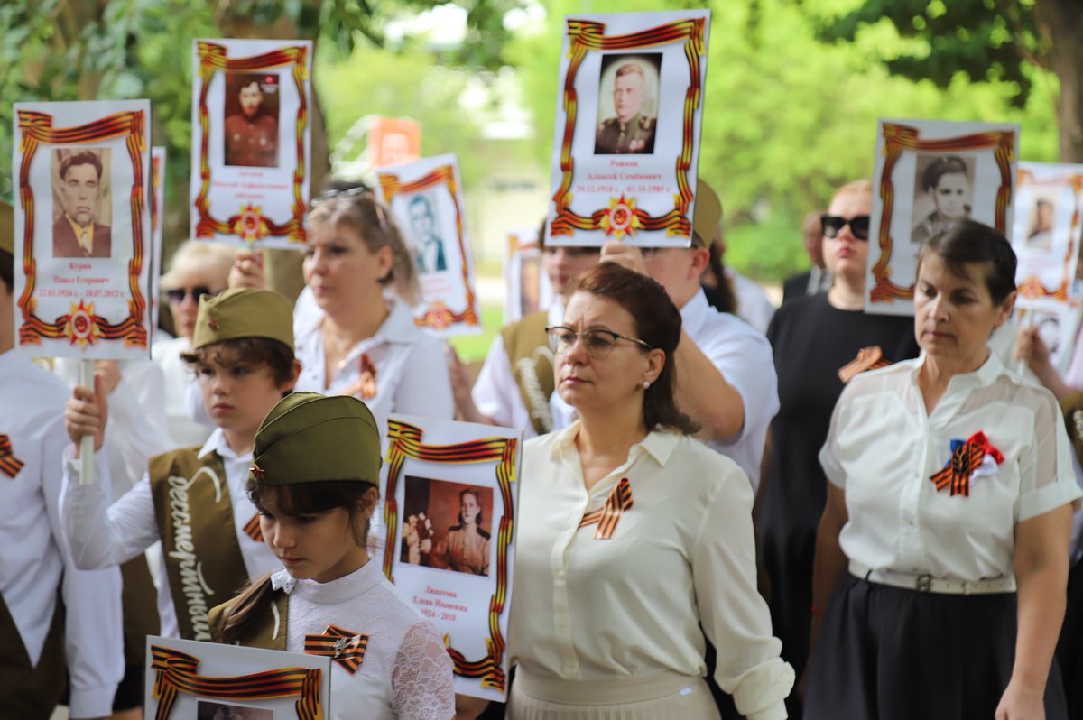 CamboRusEmba's tweet photo. ⭐ On May 9, the Russian Embassy in Cambodia hosted “Immortal Regiment” march.
The participants also laid flowers at the Obelisk to the Fallen Soldiers and honored their memory with a Minute of Silence.
#Victory81 #ImmortalRegiment #NooneIsForgotten https://t.co/gitg7CrfbD