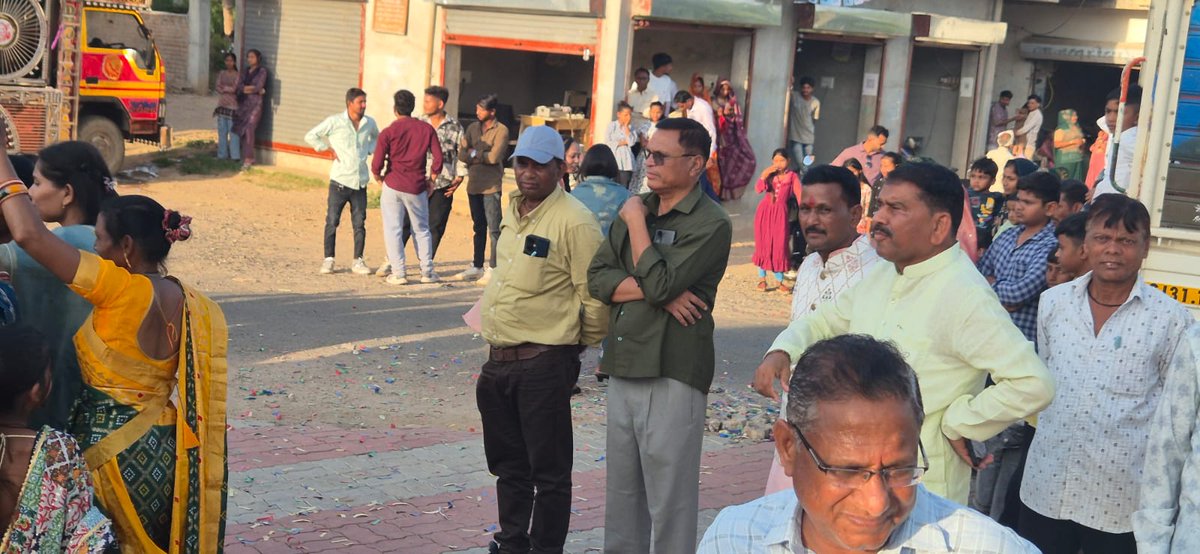 PCBaranda3's tweet photo. મારા વતન વાંકાટીંબા ખાતે કૌટુંબિક લગ્ન પ્રસંગે હાજરી આપી, પરિવારજનો અને સ્નેહીજનો સાથે આનંદની ક્ષણો વહેંચી. નવદંપતીને સુખમય દાંપત્યજીવન માટે હાર્દિક શુભકામનાઓ પાઠવી.
#Marriage
#PCBaranda https://t.co/8SdLlD2nTd
