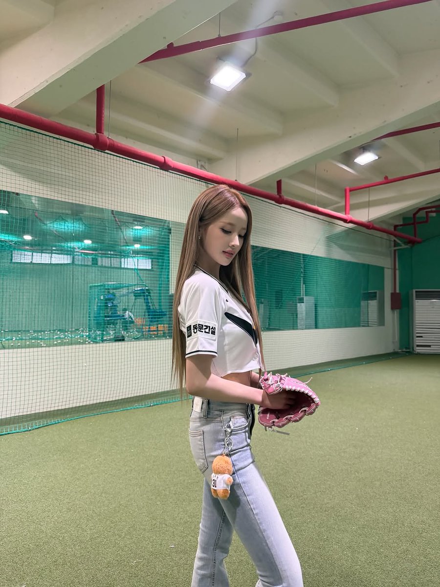 pinkvacuum320's tweet photo. 여자왜이리얇지...?
쓰리디여자곧투디되게생겻는데 https://t.co/UQANiSa0Ls