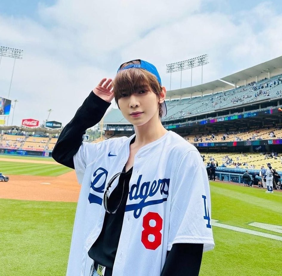 altariumm's tweet photo. yeosang is going to throw the first pitch at the game and he immediately shared it with us😭 he’s always so happy and excited about every activity, and the first thing he does is come share it with his yeodoongies. i love him so much, sobs🥹 https://t.co/KpBkXeZ3yB