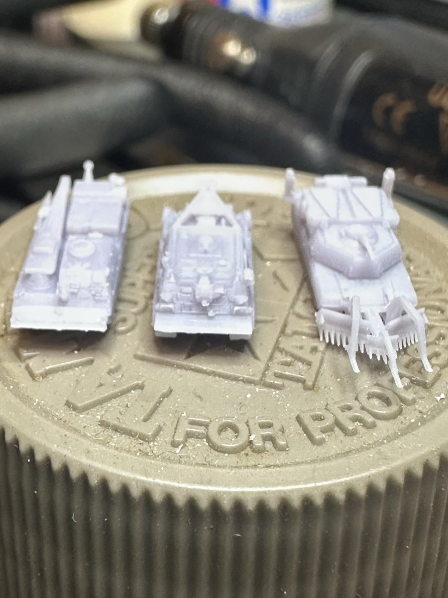 daydream0214's tweet photo. 我が工兵隊の三銃士達がようやく形になりました。彼らが居て初めて機甲師団は戦力足り得る。ABVの鋤が綺麗に出力されててそれだけで満足。
#700分の1 #M1150ABV #戦闘工兵車 #戦車回収車 https://t.co/5gl02OAyNL
