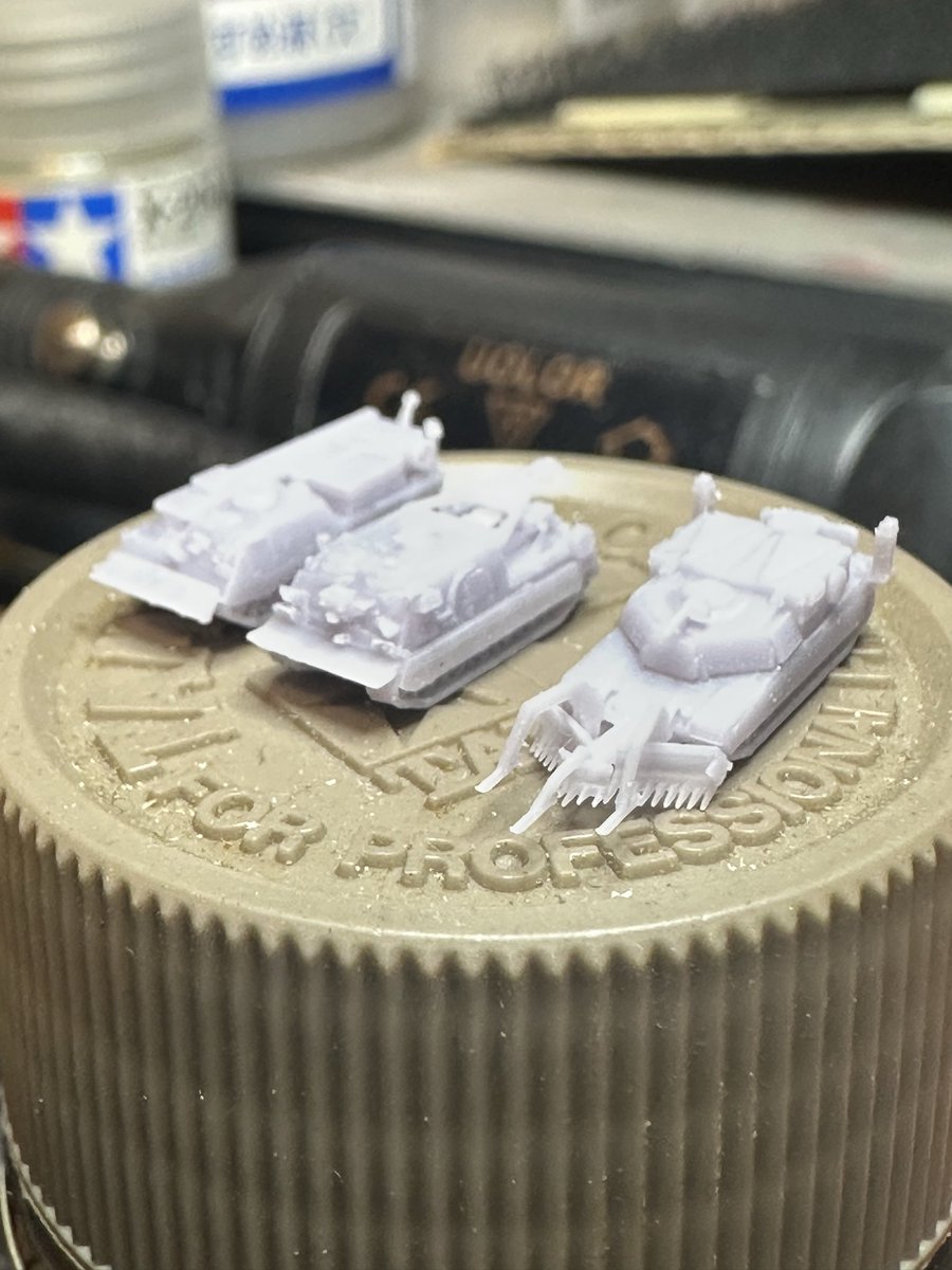 daydream0214's tweet photo. 我が工兵隊の三銃士達がようやく形になりました。彼らが居て初めて機甲師団は戦力足り得る。ABVの鋤が綺麗に出力されててそれだけで満足。
#700分の1 #M1150ABV #戦闘工兵車 #戦車回収車 https://t.co/5gl02OAyNL