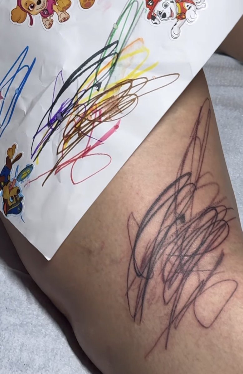 wrld_mag's tweet photo. 🚨 Rihanna s’est fait tatouer un dessin fait par ses enfant sur la jambe !

C’est trop mignon. 🥹 https://t.co/ScngVcTmGq