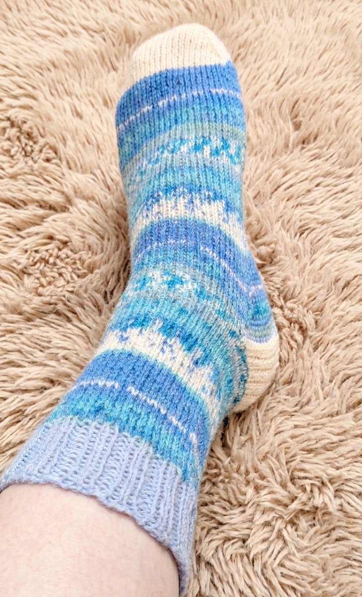 miico_0509's tweet photo. 片足分編めました🧦
つま先を白で編むのが好きみたい。 https://t.co/sj5b6CgJ11