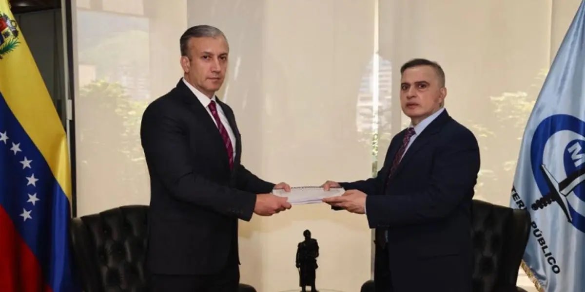 🚨| GUERRA INTERNA EN LA MAFIA: 
Tareck El Aissami denuncia que Tarek William Saab lo drogó y desnudó para sacarle una declaración 

En plena declaración del caso PDVSA-CRYPTO, El Aissami denunció que fiscales del Ministerio Público y un psiquiatra lo drogaron y lo desnudaron