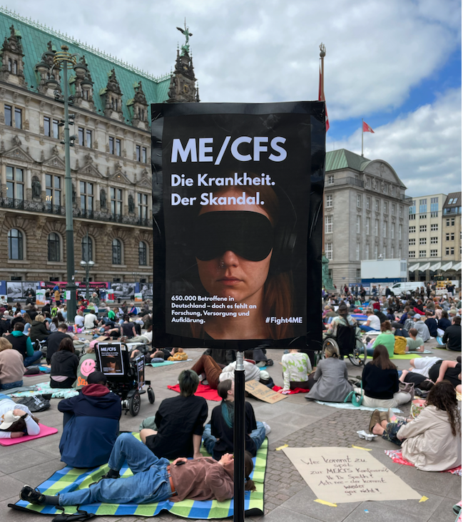 Bei schönem Wetter ist der Rathausmarkt zu gut 2/3 gefüllt gewesen. Ich fand die diesjährige Liegenddemo recht beeindruckend. Mich nervte nur das Blabla von Regierungsvertretern. Seit fünf Jahren völlig untätig, unfähig, unwillig. Und dann blabla. Das ist Hamburg.#MECFS