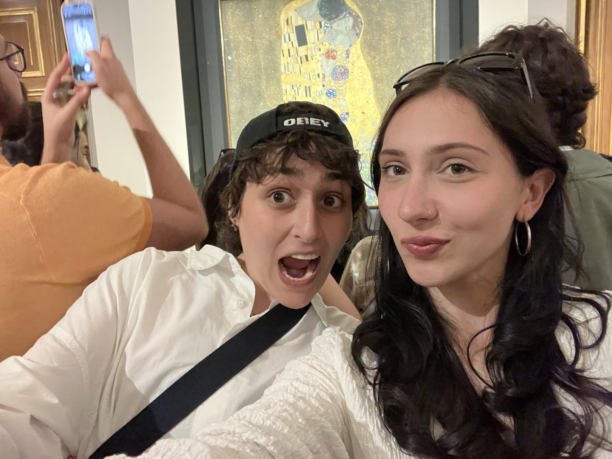 eccoci in un altro paese del mondo bisous