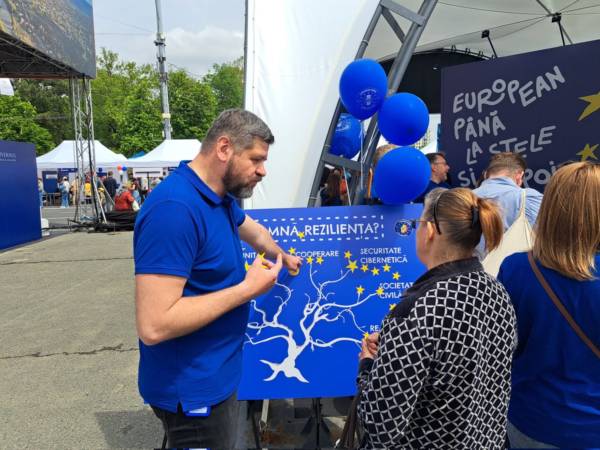 EupmMoldova's tweet photo. La mulți ani, Europa! 🇪🇺
Astăzi celebrăm unitatea, pacea și solidaritatea care ne apropie și ne fac mai rezilienți. Împreună continuăm să construim un viitor mai sigur și mai puternic pentru toți cetățenii 🇲🇩🤝🇪🇺
#ZiuaEuropei
#EuropeDay https://t.co/D8Gp5HLSmn