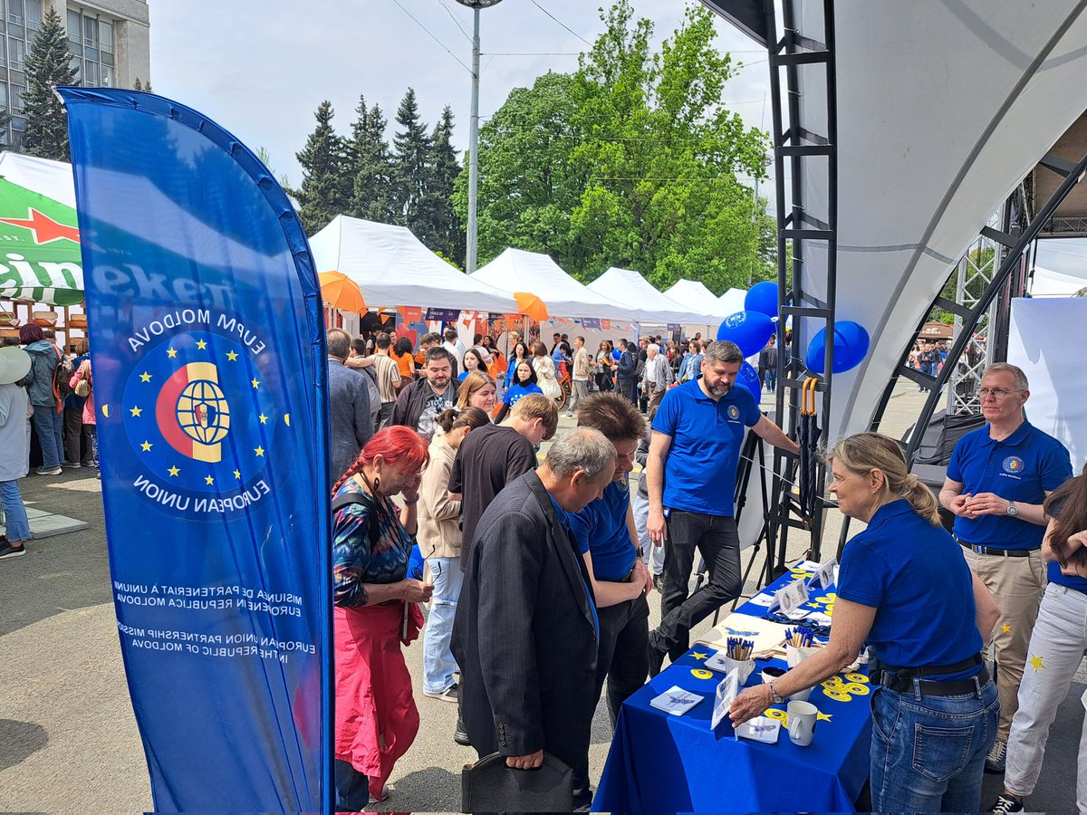EupmMoldova's tweet photo. La mulți ani, Europa! 🇪🇺
Astăzi celebrăm unitatea, pacea și solidaritatea care ne apropie și ne fac mai rezilienți. Împreună continuăm să construim un viitor mai sigur și mai puternic pentru toți cetățenii 🇲🇩🤝🇪🇺
#ZiuaEuropei
#EuropeDay https://t.co/D8Gp5HLSmn