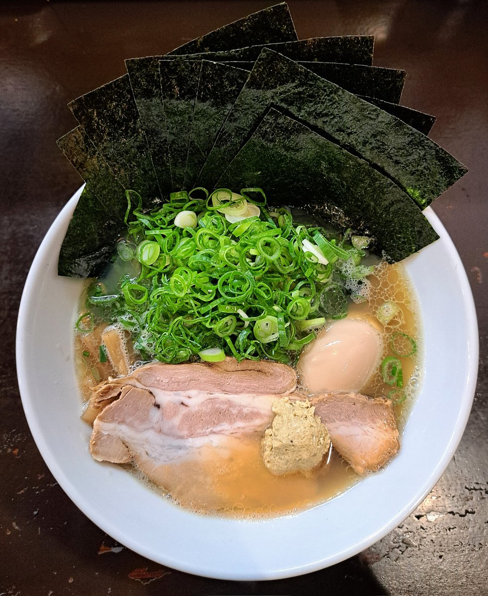 setsumen's tweet photo. 静岡市葵区呉服町
VON GOSSO(ボンゴッソ)さん
貝出汁ラーメン(醤油)
トッピング→味付玉子・ねぎ・のり
あさりの炊き込みご飯(筍と鶏入り)
#ラーメン #静岡 #葵区 #呉服町 #VONGOSSO #ボンゴッソ #ボンゴッソラーメン #貝出汁ラーメン #ramen #静岡ラーメン #静岡ランチ https://t.co/U3SIuzhUiZ
