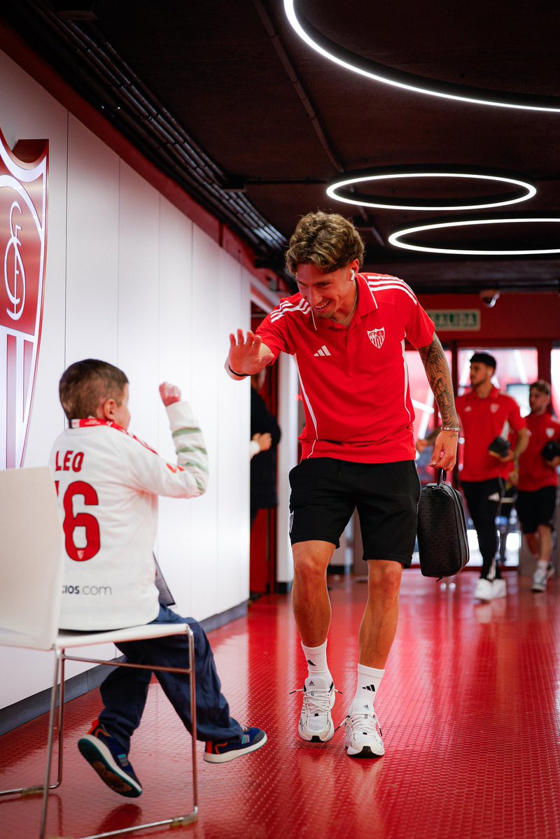 👌 Our Súper Leo was there to welcome the players on arrival. 

#SevillaEspanyol