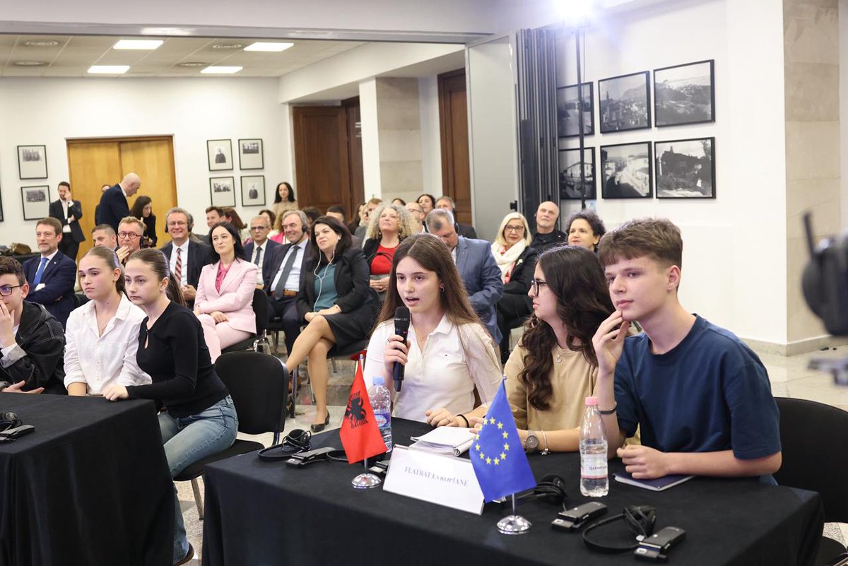 HoxhaFer's tweet photo. Këshilla ime për fëmijët dhe të rinjtë në Ditën e Evropës:

Besoni tek vetja juaj.

Jini kureshtarë dhe mos reshtni së bëri pyetje.

Lexoni dhe studioni.

Udhëtoni.

Mësoni gjuhë të huaja.

Krijoni miqësi me njerëz nga vende dhe kultura të ndryshme.

Por, kudo që jeta t’ju çojë, mbajeni Shqipërinë në zemër me dinjitet, krenari dhe mirësi.

Sepse e ardhmja jonë evropiane nuk do të ndërtohet vetëm në Bruksel apo në kryeqytetet e mëdha.

Ajo do të ndërtohet së pari këtu, nga fëmijë dhe të rinj si ju, në Tiranë, në Shkodër, në Korçë, në Vlorë dhe kudo ku mendjet e reja ëndërrojnë një të nesërme më të mirë. 

🇦🇱🇪🇺

#SëBashku
#Shqipëria2030