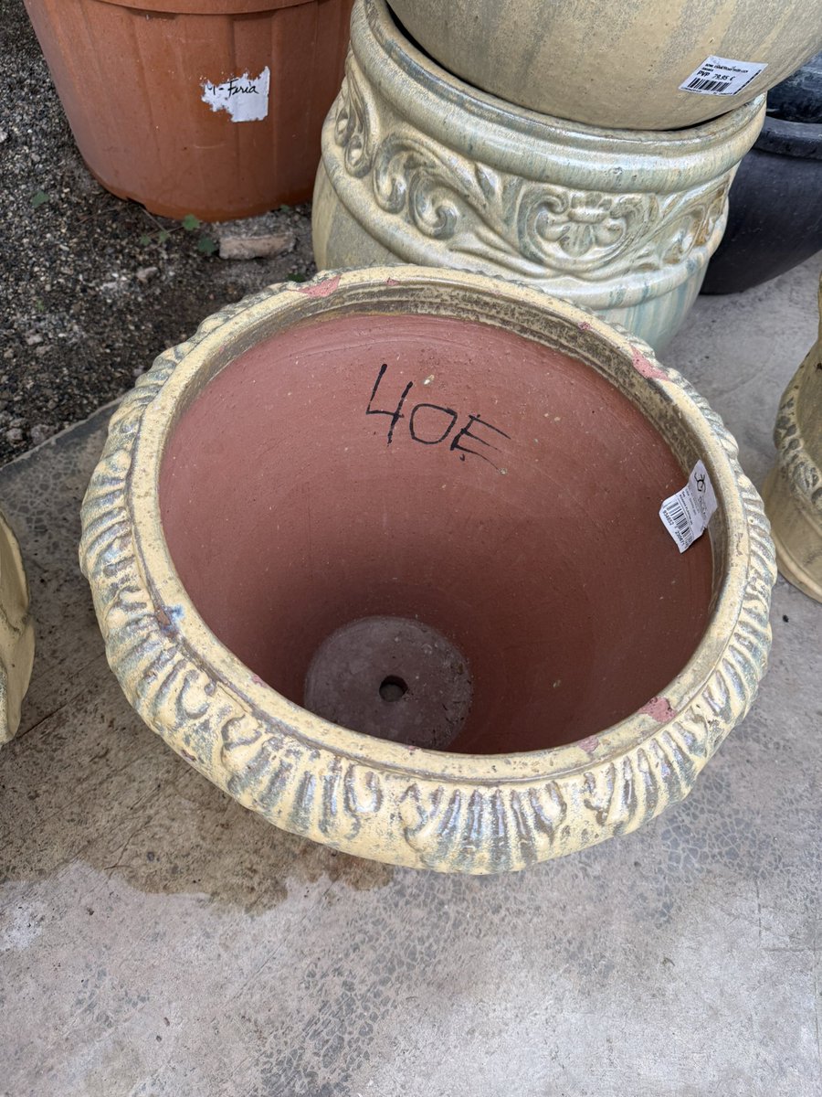 izzy_bates's tweet photo. Was wondering why this plant pot was calling me a hoe before I realised it was in fact 40€ https://t.co/W6WfJfpoGY