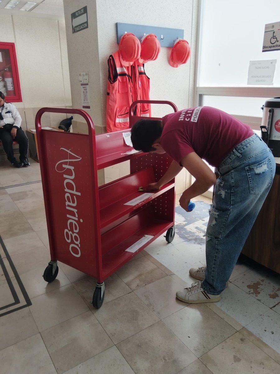 jesconejero's tweet photo. En el HR de Oaxaca, pequeñas acciones están haciendo más humana la espera. Gracias al compromiso del investigador Eric, se realizó la donación de tres cargadores tipo C y se adecuó un stand para acercar a la derechohabiencia nuestros libros gratuitos.
@ISSSTE_mx  @martibatres https://t.co/Jug8qVCvpz