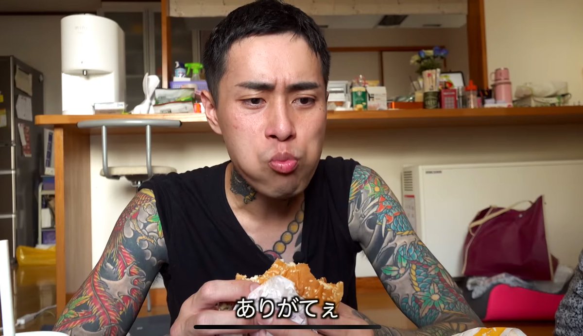 99hare's tweet photo. 減量明けのボディビルダーの爆食動画よく見てたけど刺激が足りなくなって受刑者が出所後数年ぶりにマック食べる動画とか見てる https://t.co/akKm7GoX6V