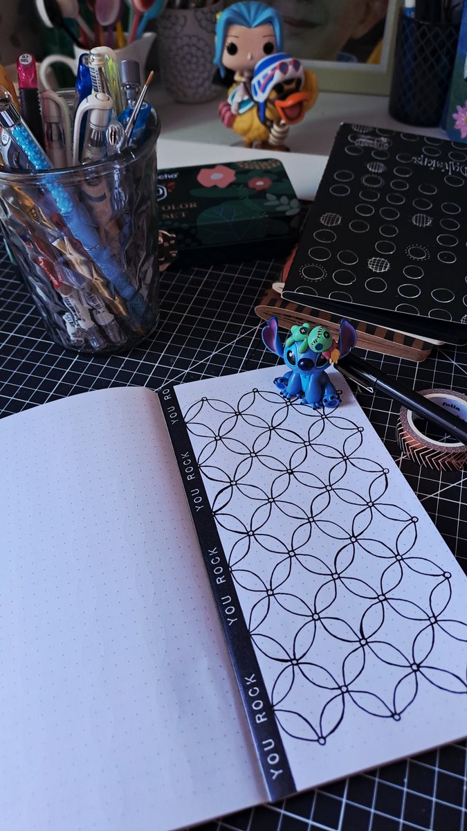 FrauSumm's tweet photo. ✨️ Glitzermomente ✨️
Was mich heute glücklich macht:
Kreativzeit an meinem neuen Basteltisch, endlich, wie erträumt, am geöffneten Fenster, mit meinem Lieblingshörbuch 🪄🤓, innerer Ruhe und niedlicher Gesellschaft. 🥰
#dylusions # dyanreaveley https://t.co/68IaZ79kzw