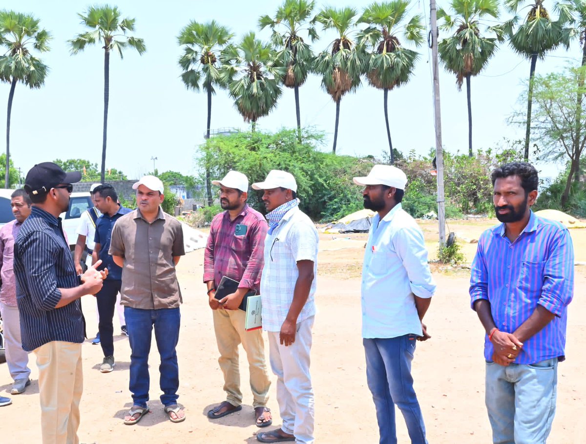 SanjayReddyAkul's tweet photo. @TelanganaCMO 
Hon'ble Chief Minister 
Govt.of Telangana

Respected Sir
Jagtial Dist. Collector Sri Satya Prasad IAS, visited all paddy procurement centres in dist. Farmers receiving comprehensive services, weighing, storage,transport etc.
FARMERS THANKED TO DIST. COLLECTOR https://t.co/u6zwt1ggFy