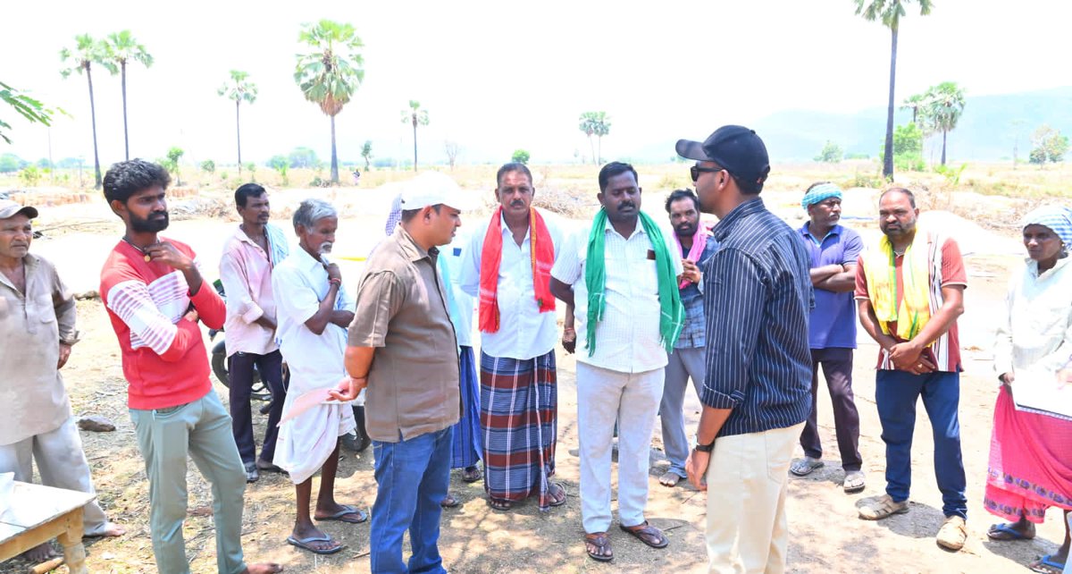 SanjayReddyAkul's tweet photo. @TelanganaCMO 
Hon'ble Chief Minister 
Govt.of Telangana

Respected Sir
Jagtial Dist. Collector Sri Satya Prasad IAS, visited all paddy procurement centres in dist. Farmers receiving comprehensive services, weighing, storage,transport etc.
FARMERS THANKED TO DIST. COLLECTOR https://t.co/u6zwt1ggFy