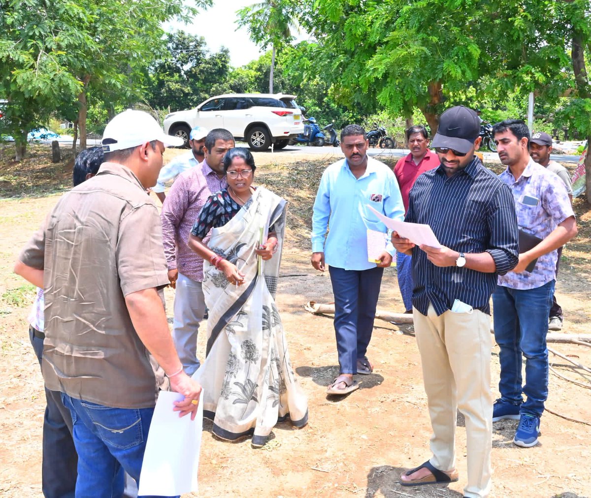 SanjayReddyAkul's tweet photo. @TelanganaCMO 
Hon'ble Chief Minister 
Govt.of Telangana

Respected Sir
Jagtial Dist. Collector Sri Satya Prasad IAS, visited all paddy procurement centres in dist. Farmers receiving comprehensive services, weighing, storage,transport etc.
FARMERS THANKED TO DIST. COLLECTOR https://t.co/u6zwt1ggFy