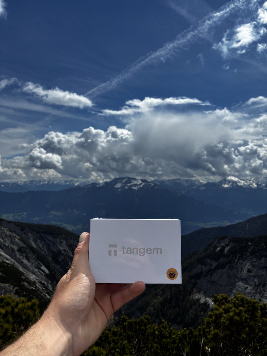 blitzfreak369's tweet photo. Today i unboxed my @Midas_Minotaur x @Tangem wallet while hiking ⛰️ 

Ever seen someone unboxing a product with a view? 👀 https://t.co/S009u5M50v