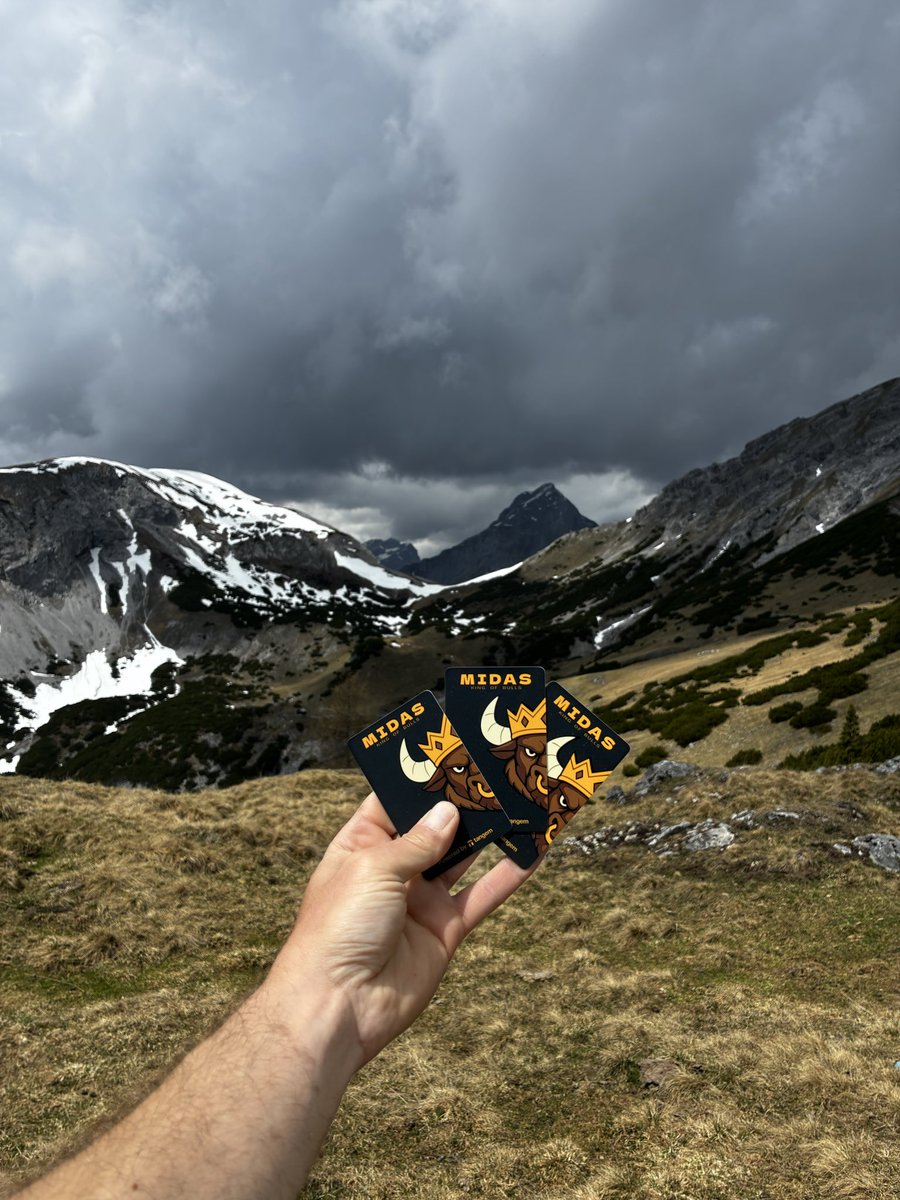 blitzfreak369's tweet photo. Today i unboxed my @Midas_Minotaur x @Tangem wallet while hiking ⛰️ 

Ever seen someone unboxing a product with a view? 👀 https://t.co/S009u5M50v