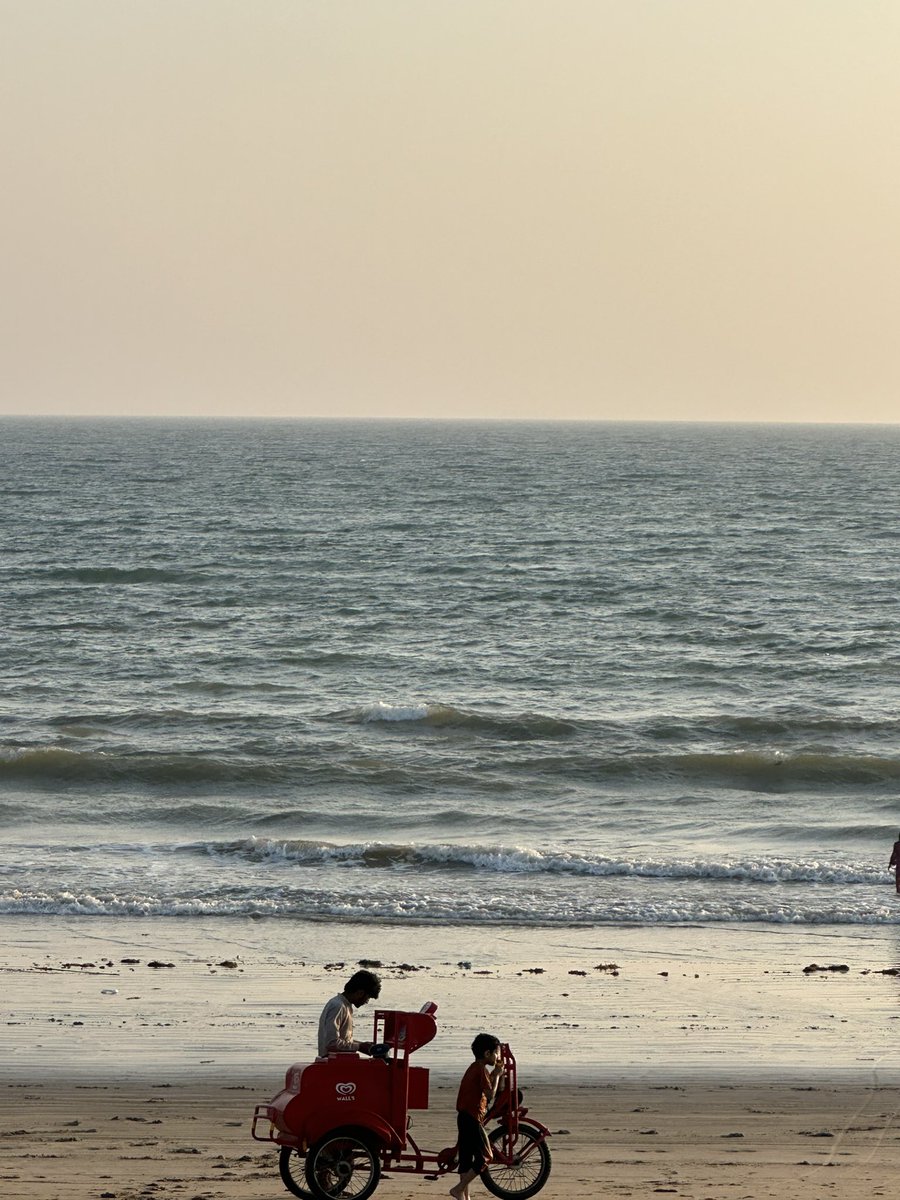 LahoreMarquez's tweet photo. Ice cream by the sea, Karachi. https://t.co/K0mW9OTrFQ