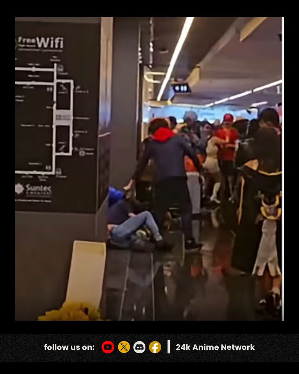 24kanimenetwork's tweet photo. Amos Yee,27, filmed assaulted outside Doujin Mkt 2026 at Suntec CC on May9.

18yo JJK Yuji Itadori cosplayer arr. for pub nuisance; Yee minor inj.

Src: CNA,Mothership,AniTV #AnimeNews #JJK #AnimeCon https://t.co/kqcRk8L8Ay