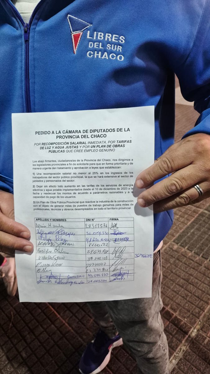 CarlosLDSChaco's tweet photo. Esta tarde, 17,30 hs, nos vemos nuevamente en la Peatonal de Resistencia para frenar los tarifazos de Zdero y Milei, por recomposición salarial urgente y por reactivación de la industria de la construcción. Firmá el Petitorio a la Legislatura chaqueña. Basta de ajuste y malaria! https://t.co/MntBa0ly0M