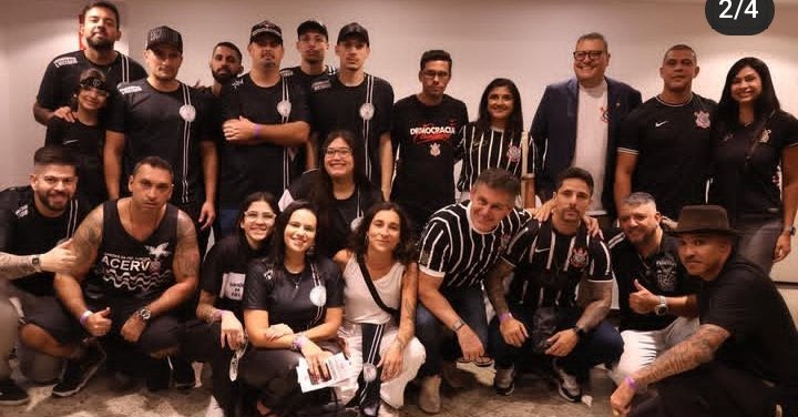 Corinthian73149's tweet photo. @gavioesoficial Postaram notinha falando de data da expulsão do Andres Sanchez, mas ficam tirando fotinha com o atual vice presidente que ROUBOU uniformes do clube e tá envolvido em escândalos, que porra é essa? https://t.co/akz0iTJnUa