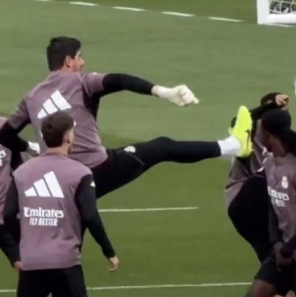 Thibaut Courtois 🇧🇪 qui fait semblant de mettre un coup de pied à Kylian Mbappé 🇫🇷 quelques jours après les tensions 😭😭