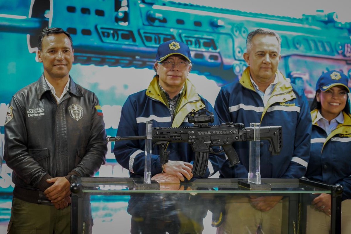 Colombia da un paso histórico hacia la soberanía tecnológica y la industria  nacional de defensa. El presidente de la República, @petrogustavo, y el  ministro de Defensa, @PedroSanchezCol, presentaron oficialmente el fusil  JAGUAR,