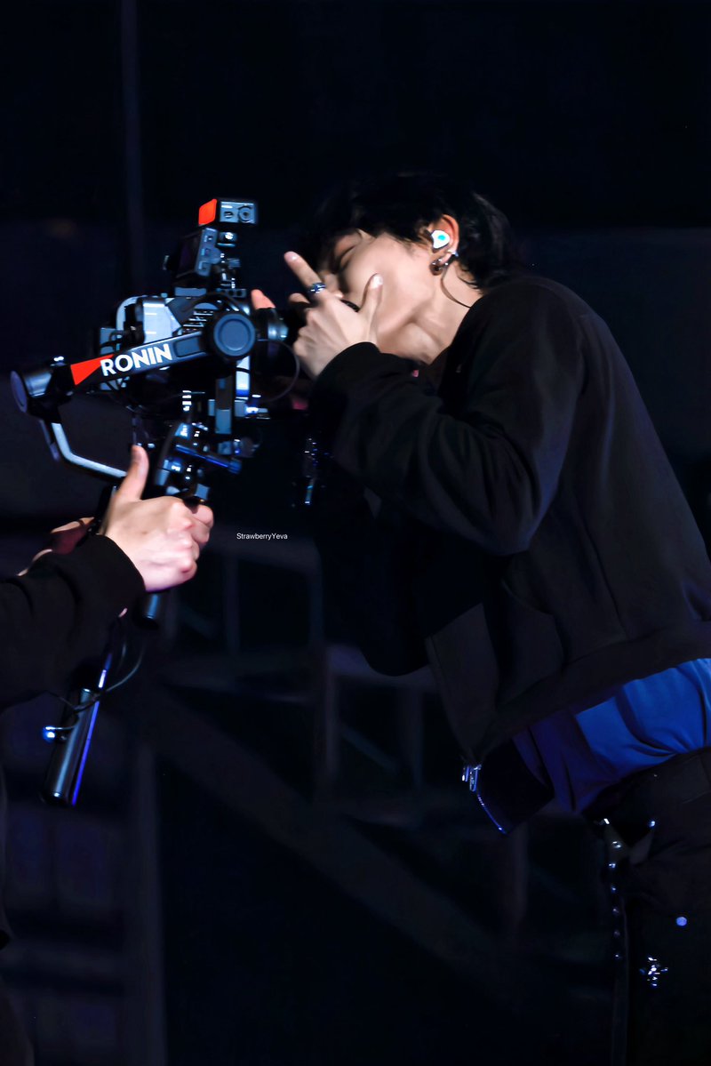 Yes! This is our MJH — loving the stage and every live performance so deeply that he’s drawn to kiss the camera in the moment 👄

260509 Kstyle

#BOYNEXTDOOR 
#MYUNGJAEHYUN #명재현 
#kstylePARTY